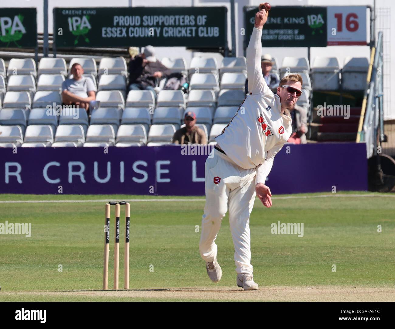 Chelmsford, Regno Unito. 7 aprile 2025. CHELMSFORD, INGHILTERRA - durante la Rothesay County Championship Division 1, Day Four Cricket Match tra Essex e Surrey all'Ambaassador Cruise Line Ground, Chelmsford, Essex il 7 aprile 2025 a Chelmsford, Inghilterra. Crediti: Action foto Sport/Alamy Live News Foto Stock