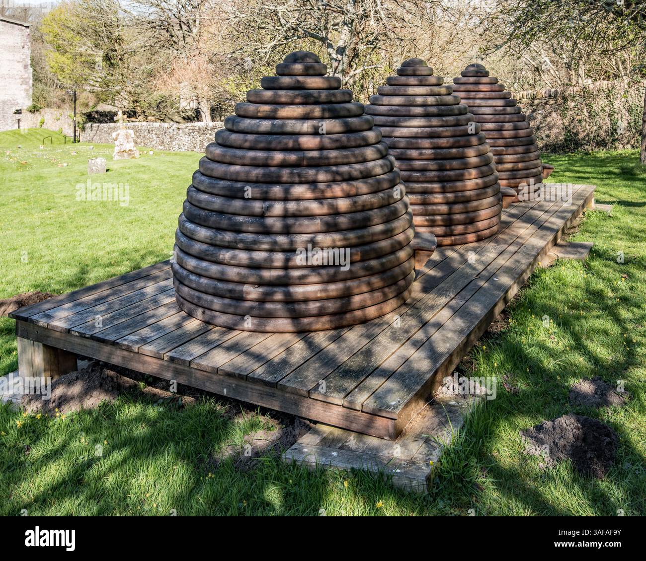 Una serie di tre alveari giganti da vedere nella cattedrale di St Davids nel Pembrokeshire, Galles Foto Stock