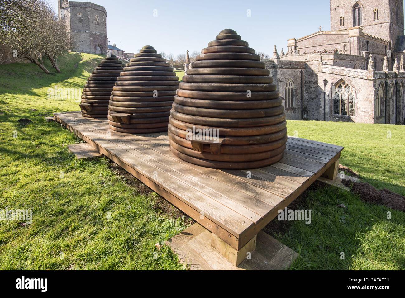 Una serie di tre alveari giganti da vedere nella cattedrale di St Davids nel Pembrokeshire, Galles Foto Stock