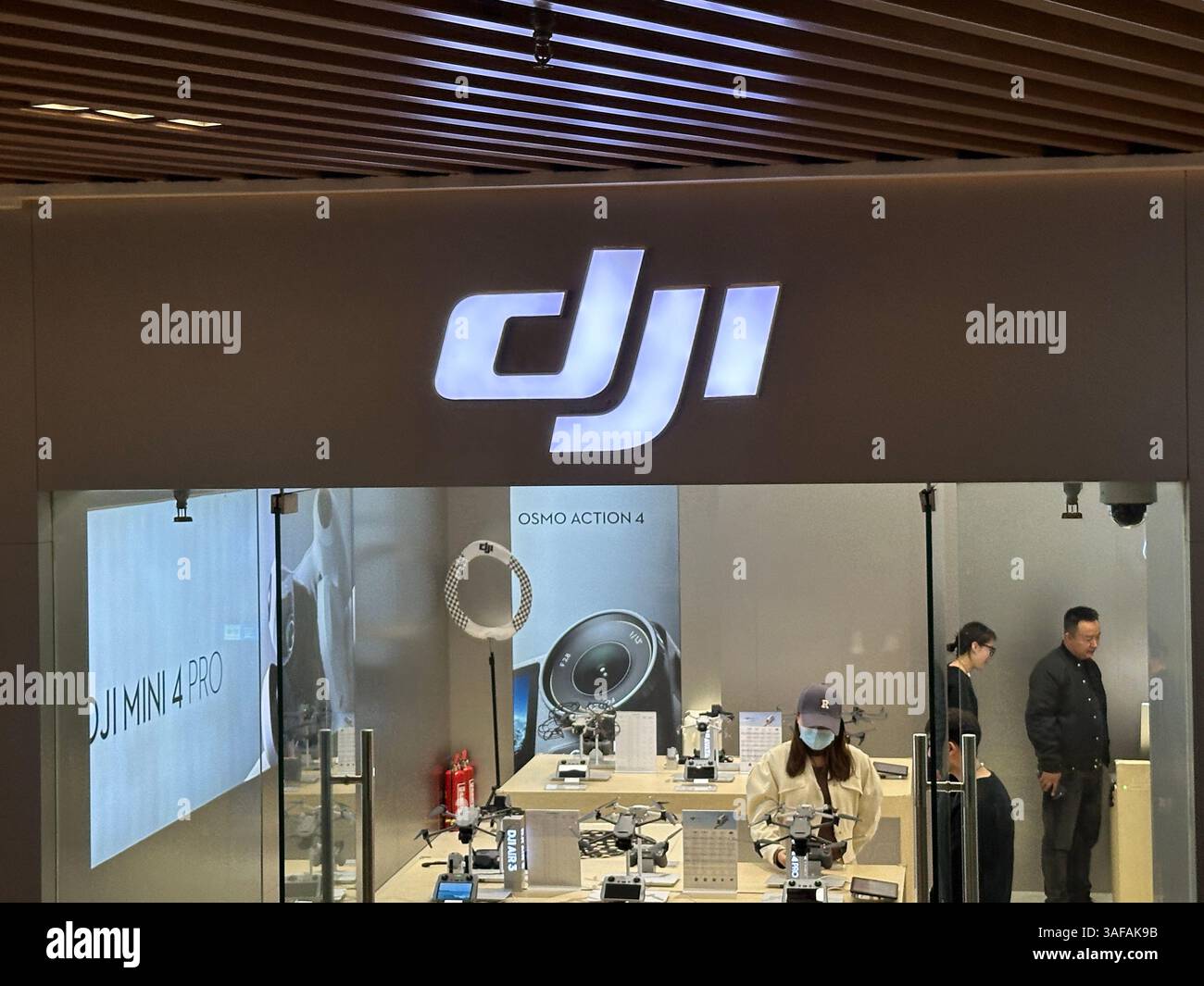 Yinchuan, Cina - 31 ottobre 2023. Negozio DJI. DJI produce droni aerei senza equipaggio commerciali per la fotografia aerea e la videografia. - Immagine stock catturata con smartphone