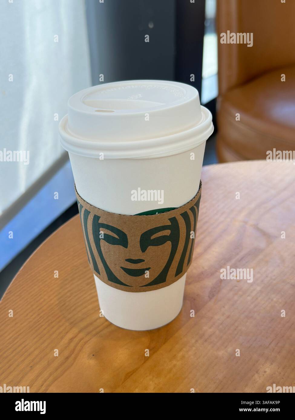 Yinchuan, Cina - 31 ottobre 2023: Una tazza da caffè Starbucks con il suo logo, Foto Stock
