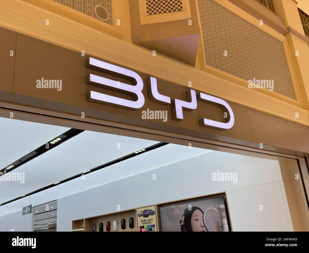 Yinchuan, Cina - 31 ottobre 2023. Logo negozio di automobili BYD. BYD è un produttore cinese di batterie e veicoli elettrici. - Immagine stock catturata con smartphone