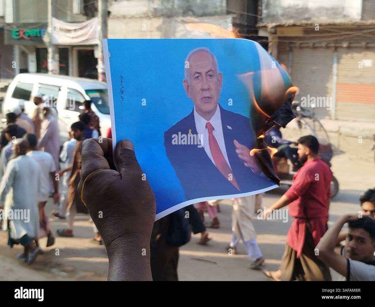 Joypurhat, Bangladesh. 7 aprile 2025. Un manifestante brucia il manifesto del primo ministro israeliano Benjamin Netanyahu durante una manifestazione di protesta in solidarietà con il popolo palestinese nel distretto di Joypurhat. (Credit Image: © MD Mehedi Hasan/ZUMA Press Wire) SOLO PER USO EDITORIALE! Non per USO commerciale! Foto Stock