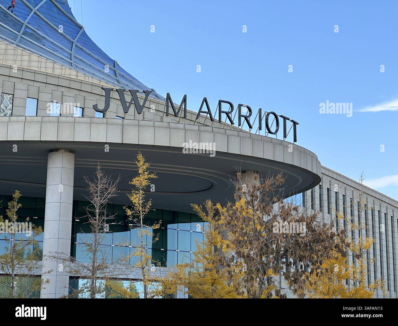 Yinchuan, Cina - 31 ottobre 2023: Insegna JW Marriott Hotel. Il JW Marriott è un hotel di lusso di proprietà di Marriott International. Foto Stock