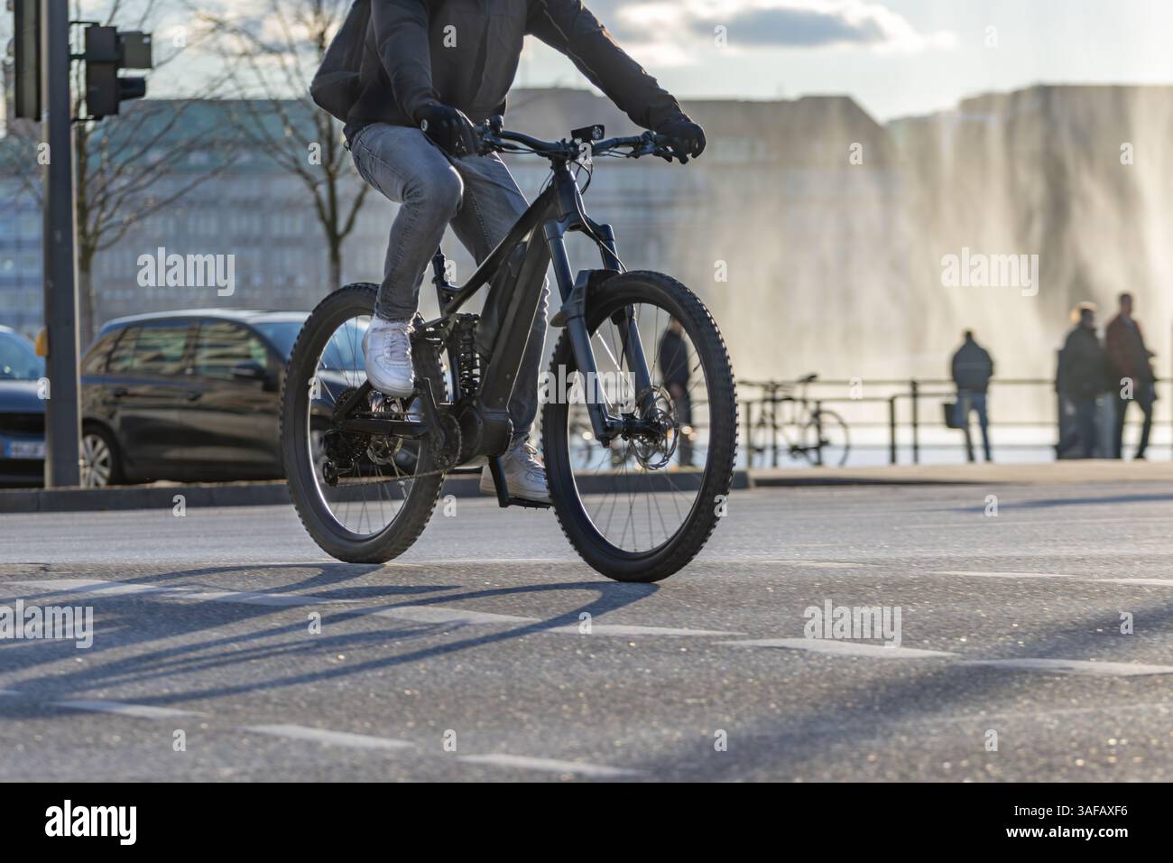 mountain bike elettrica nel centro della città Foto Stock