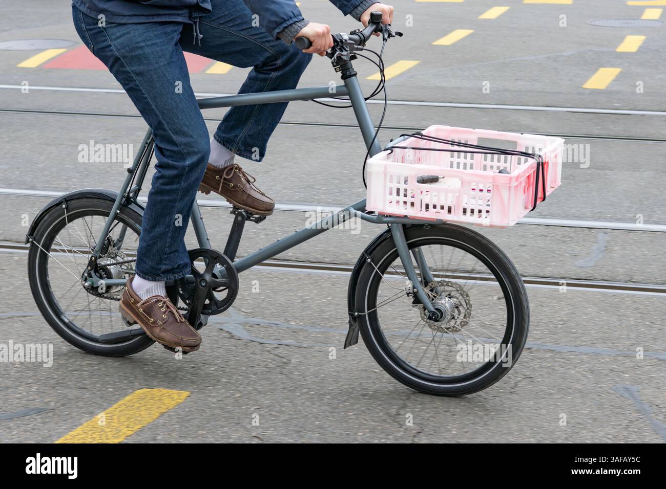 bicicletta speciale grigia con portabagagli anteriore Foto Stock