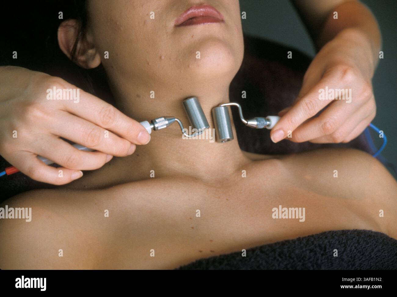 29 febbraio 2004; Miami, Florida, Stati Uniti; (file Photo) la Therapie Facial, Aqua Spa, durante la Millennium Celebrity Cruise, rulli asiatici unici della Florida per rilassare le linee sottili e rassodare la pelle. (Immagine di credito: Linda Troeller/ZUMAPRESS.com) Foto Stock