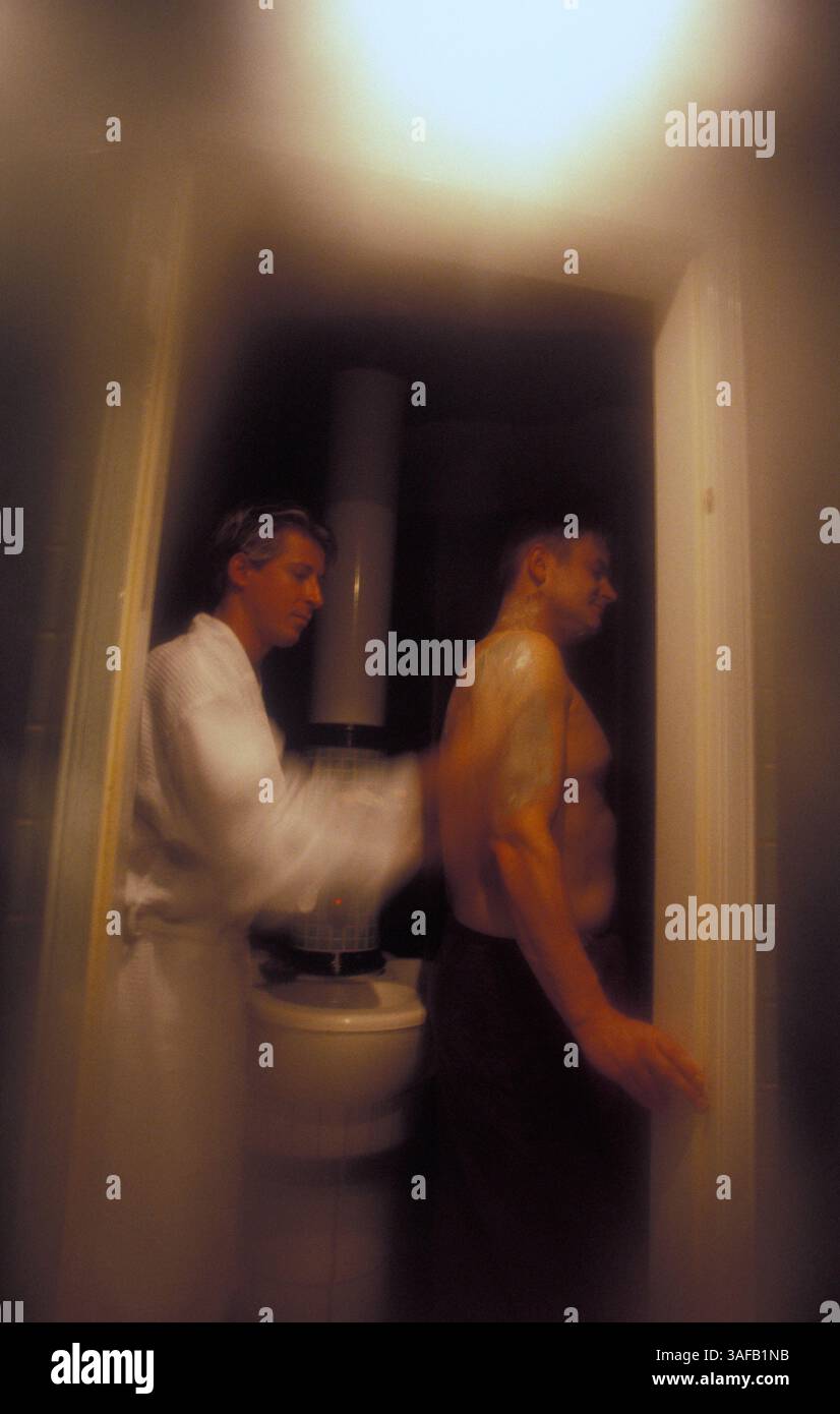 29 febbraio 2004; Miami, Florida, Stati Uniti; (file Photo) Rasul, Aqua Spa, sulla Millennium Celebrity Cruise, Flag. Un ambiente piastrellato pieno di vapore e calore dove un individuo o una coppia cercano di mettere il fango su se stessi e l'uno sull'altro e godersi le qualità leviganti sulla pelle. (Immagine di credito: Linda Troeller/ZUMAPRESS.com) Foto Stock