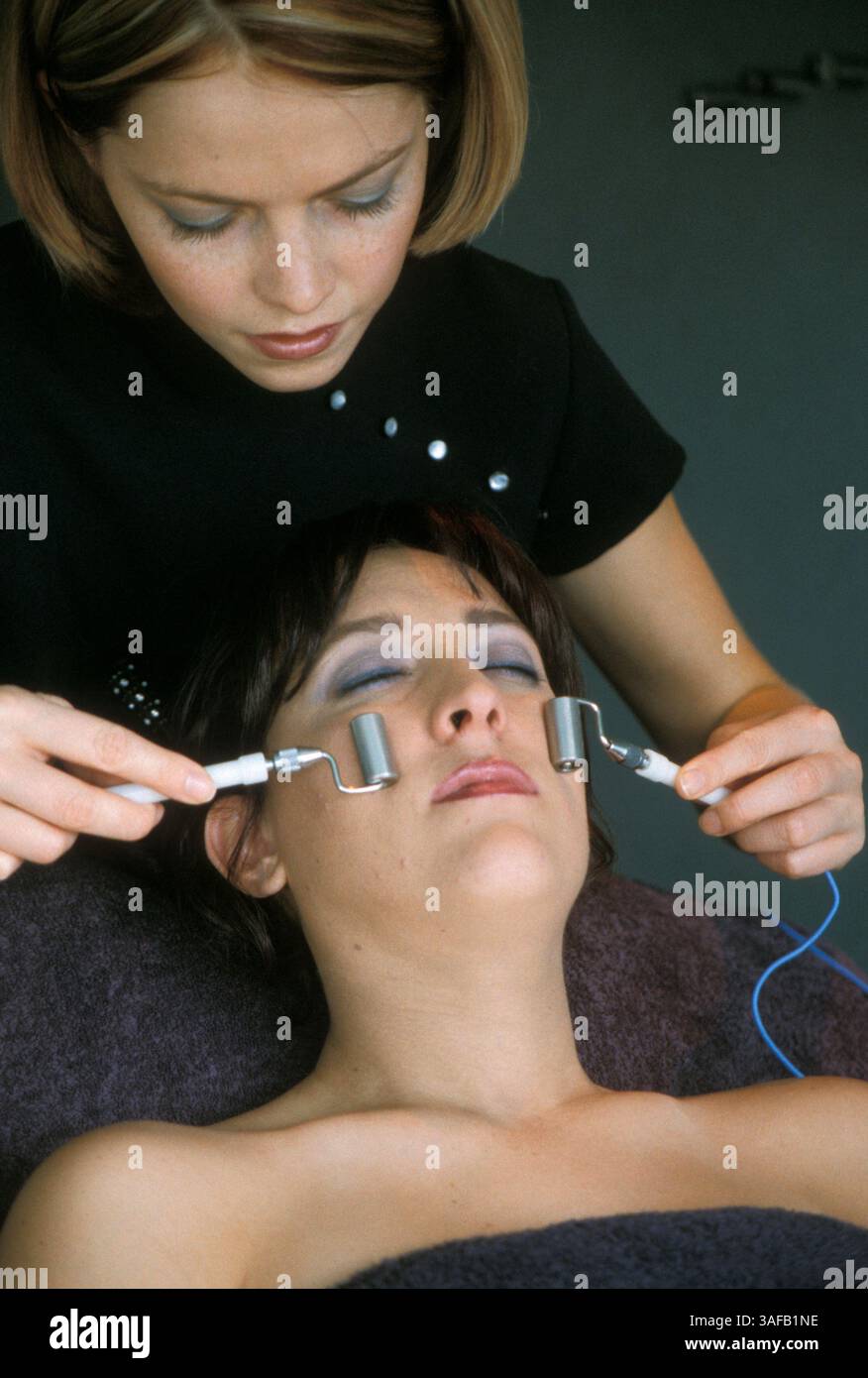 29 febbraio 2004; Miami, Florida, Stati Uniti; (file Photo) la Therapie Facial, Aqua Spa, durante la Millennium Celebrity Cruise, rulli asiatici unici della Florida per rilassare le linee sottili e rassodare la pelle intorno agli occhi. (Immagine di credito: Linda Troeller/ZUMAPRESS.com) Foto Stock