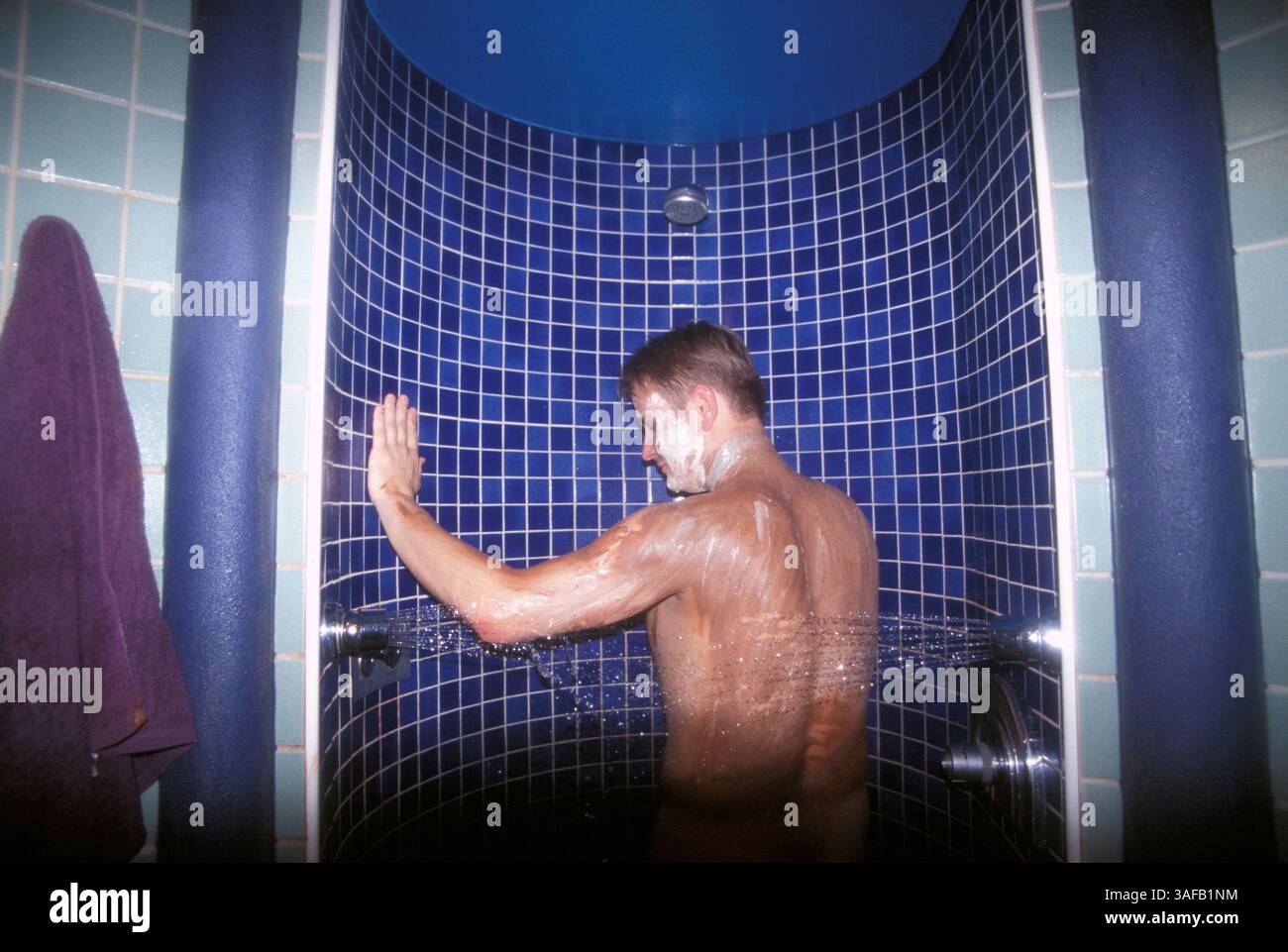 07 luglio 2003; Miami, Florida, Stati Uniti; (file Photo) Rasul, Aqua Spa, sulla Millennium Celebrity Cruise, Flag. Un ambiente piastrellato pieno di vapore e calore dove un individuo o una coppia cercano di mettere il fango su se stessi e l'uno sull'altro e godersi le qualità leviganti sulla pelle. (Immagine di credito: Linda Troeller/ZUMAPRESS.com) Foto Stock