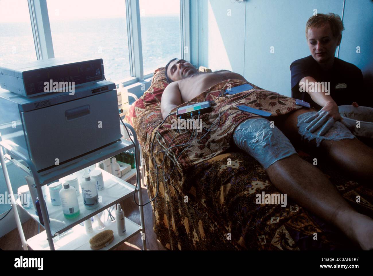 29 febbraio 2004; Miami, Florida, Stati Uniti; (file Photo) Ioniethermie Detox, Aqua Spa, sulla Millennium Celebrity Cruise, Flag. una combinazione di impulsi elettrici per migliorare la circolazione e fango per liberare il corpo dalla cellulite e dalle tossine di Elemis. (Immagine di credito: Linda Troeller/ZUMAPRESS.com) Foto Stock