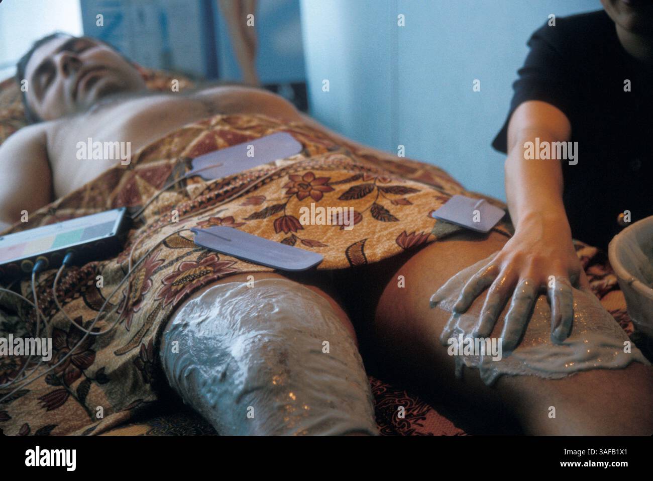 29 febbraio 2004; Miami, Florida, Stati Uniti; (file Photo) Ioniethermie Detox, Aqua Spa, sulla Millennium Celebrity Cruise, Flag. una combinazione di impulsi elettrici per migliorare la circolazione e fango per liberare il corpo dalla cellulite e dalle tossine di Elemis. (Immagine di credito: Linda Troeller/ZUMAPRESS.com) Foto Stock