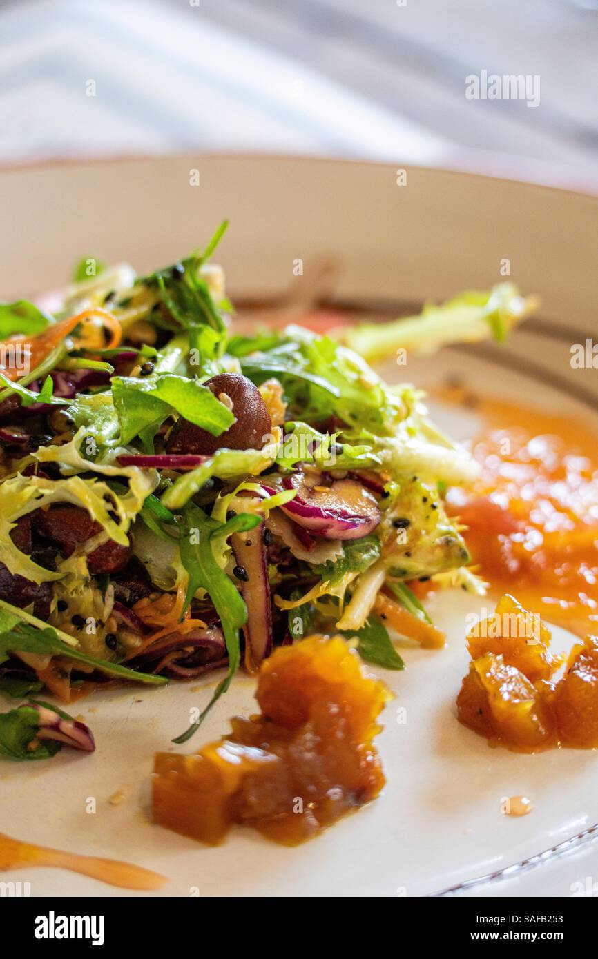 Insalata verde con chutney di ananas e frutta, l'Escrivania Espai Gastronòmic , Porreres, Maiorca, Isole Baleari, Spagna Foto Stock