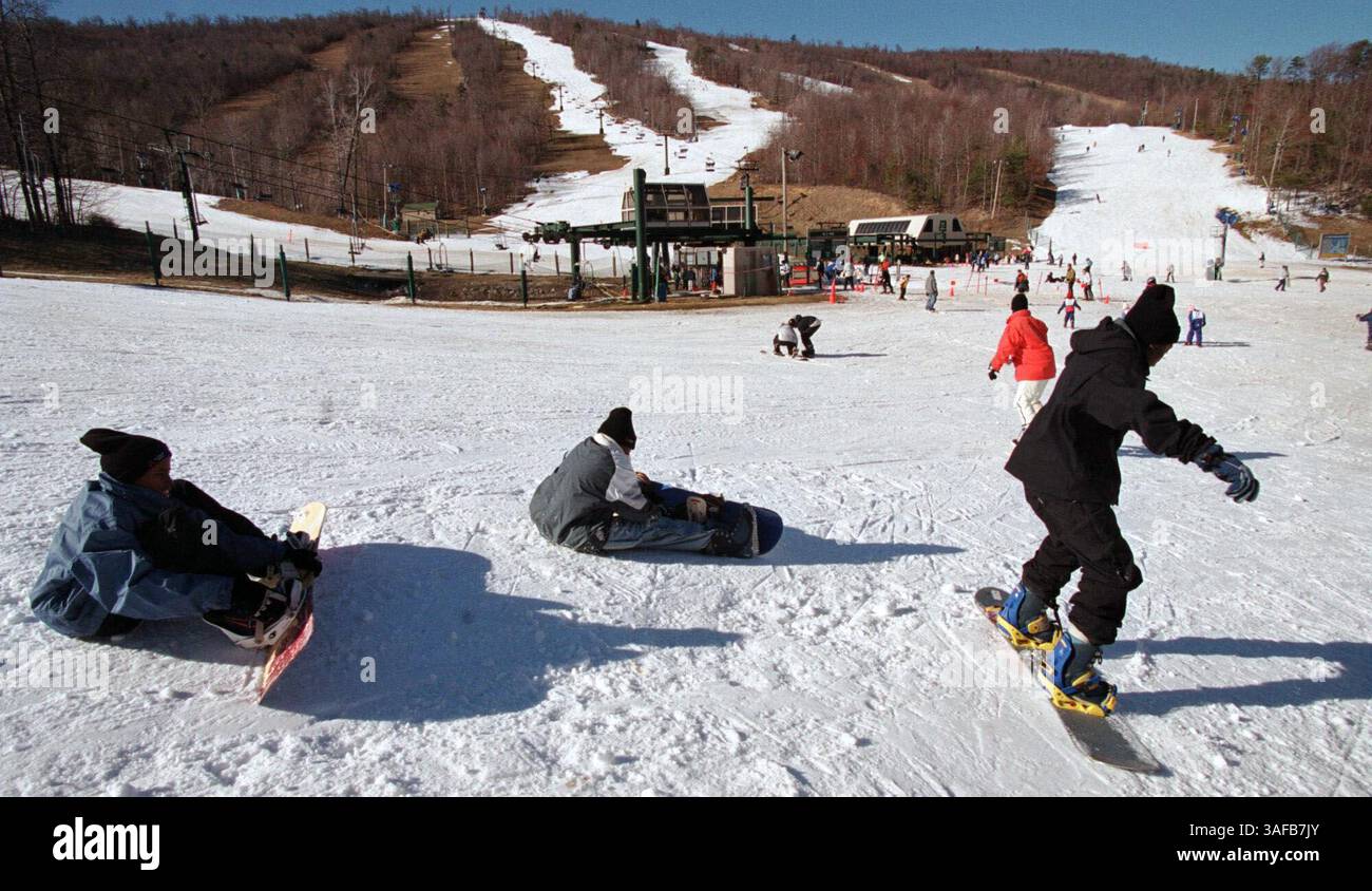 I membri del programma Chill si agganciano alle loro tavole prima di scendere dalla collina a White Tail. Chill è un programma che porta gratuitamente i bambini dal centro di Washington in un periodo di sei settimane. Mercoledì 13 febbraio 2002 (Credit Image: The Washington Times/ZUMAPRESS.com) Foto Stock