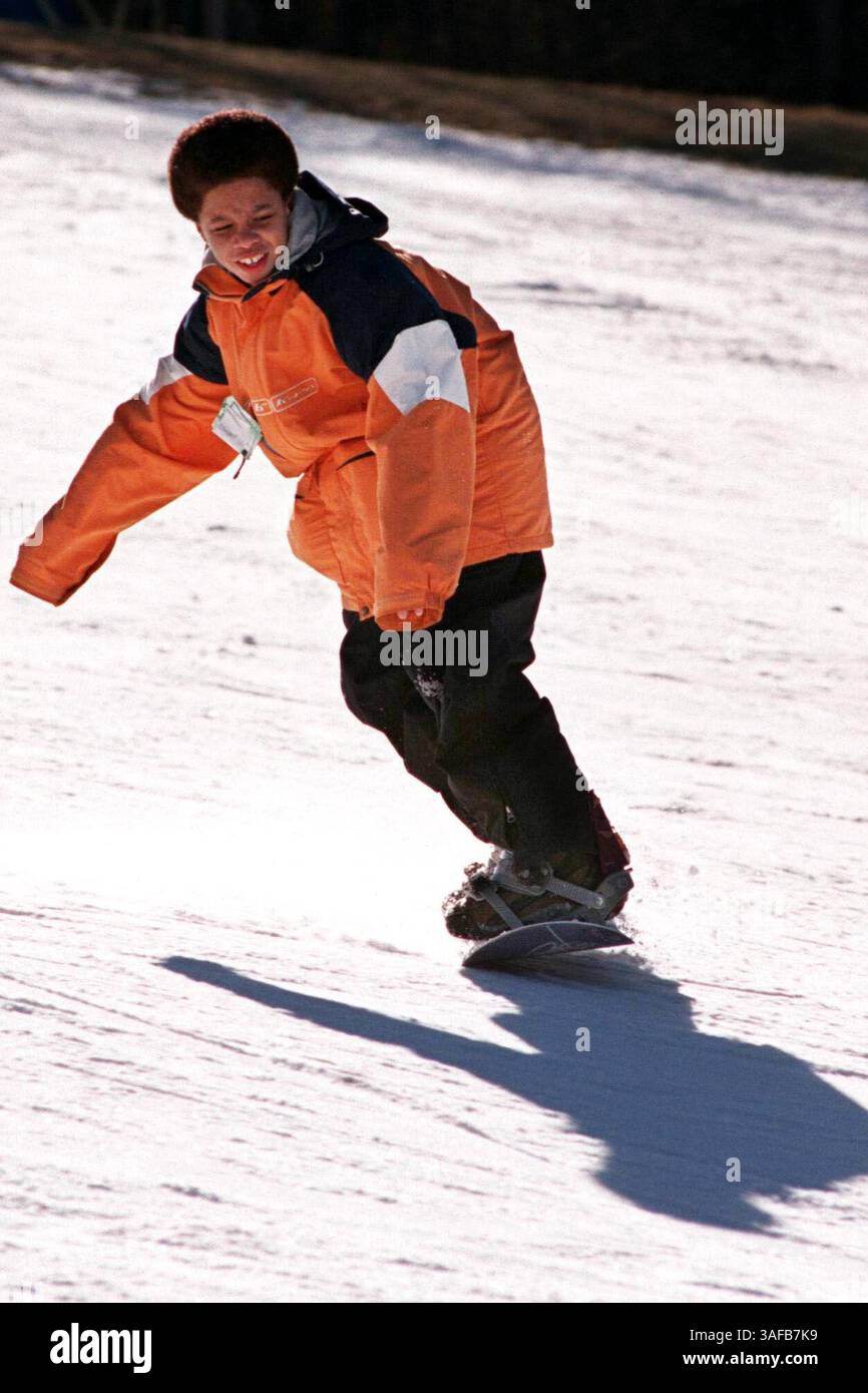 Marcus Ponder, 13 anni, trova il suo vantaggio dopo essere caduto un paio di volte su una collina a White Tail. Fa parte del programma Chill che porta i bambini dal centro di Washington in snowboard per un periodo di sei settimane gratuitamente. Mercoledì 13 febbraio 2002 (Credit Image: The Washington Times/ZUMAPRESS.com) Foto Stock