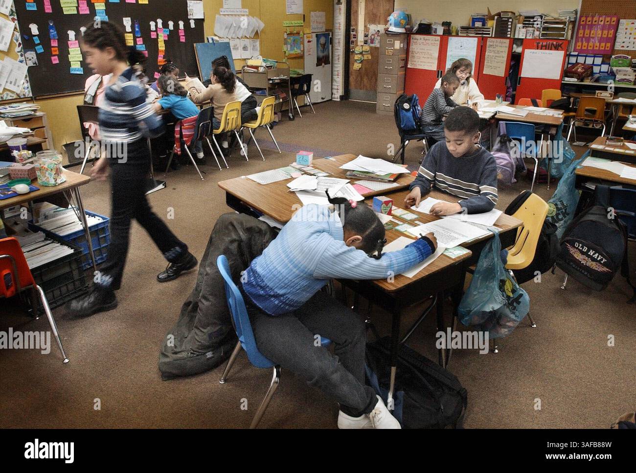 Studenti di terza elementare al Mt. La Rainier Elementary School nella Prince George's County, MD, lavora in classe in gruppi auto-sorvegliati, mentre l'insegnante lavora con un altro studente, mercoledì 27 febbraio 2002. Il gioco è una delle numerose stazioni attraverso cui i bambini ruotano durante il passatempo, spesso senza supervisione diretta. (Immagine di credito: The Washington Times/ZUMAPRESS.com) Foto Stock