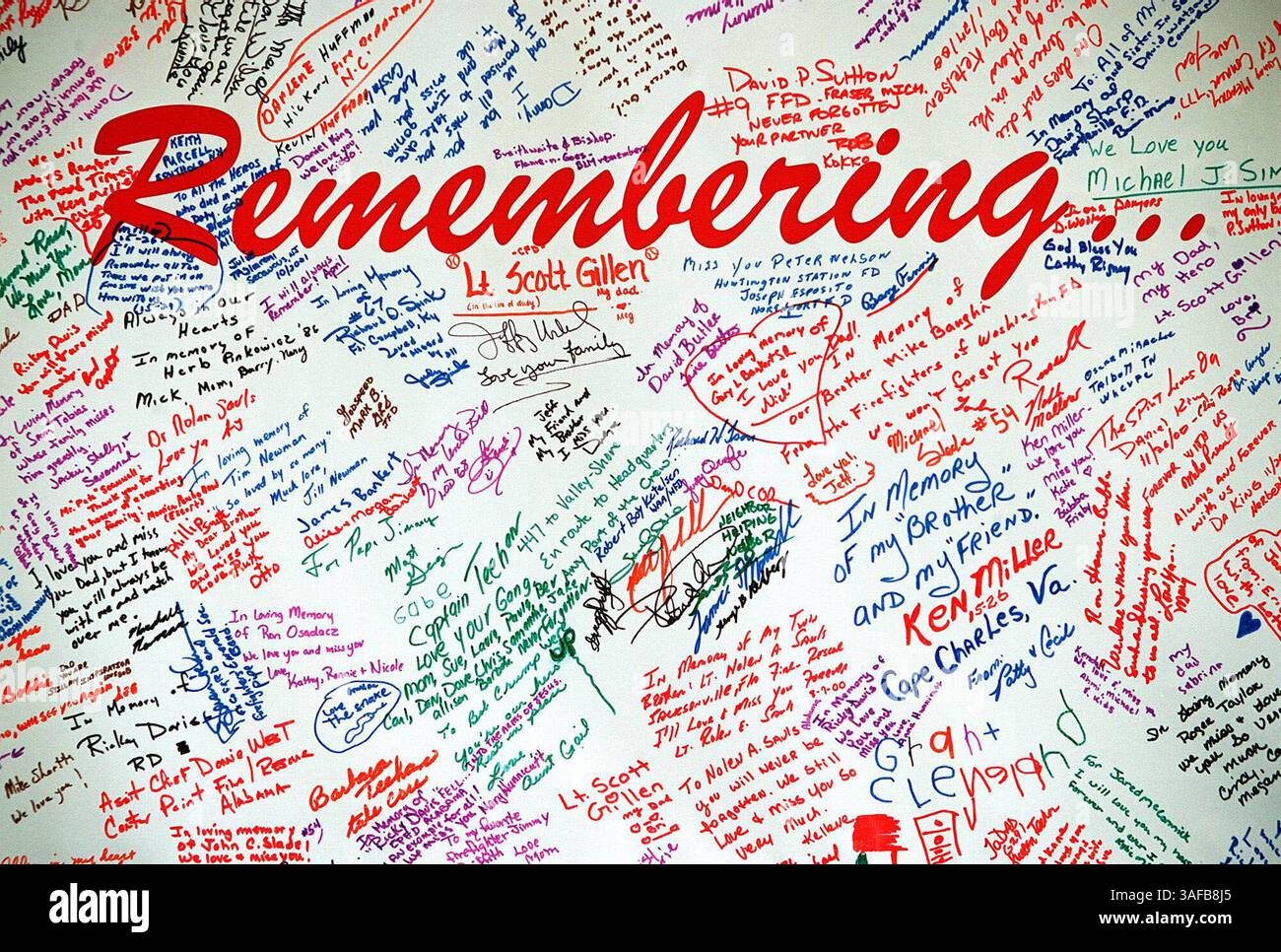 Un murale firmato da familiari e amici del National Fallen Firefighters Memorial Weekend del 2001 è appeso nell'ufficio amministrativo del National Fire Academy Campus di Emmitsburg, MD. Mercoledì 6 marzo 2002 (Credit Image: The Washington Times/ZUMAPRESS.com) Foto Stock