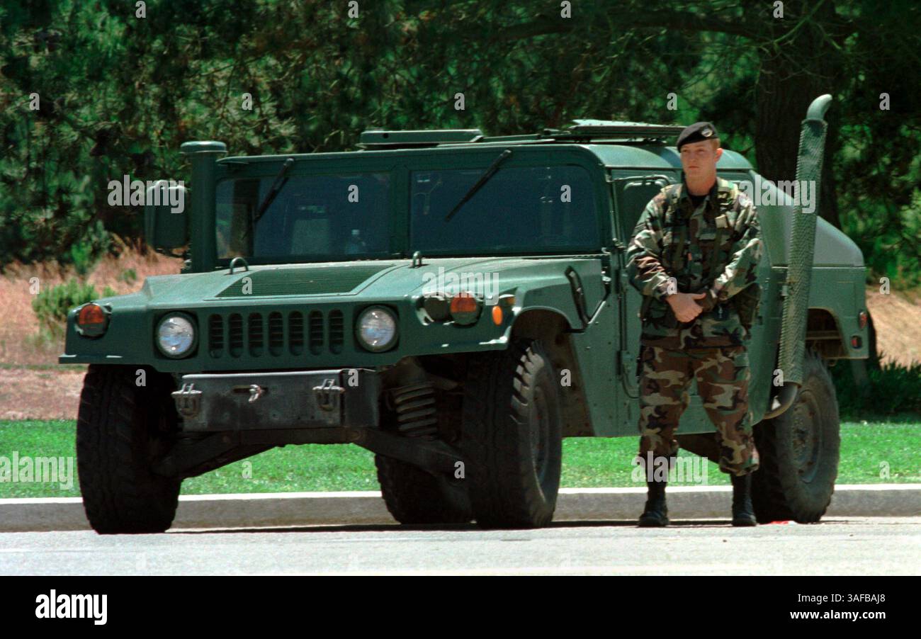 07 luglio 2000; Vandenberg AFB, California, USA; un soldato a guardia della base aerea di Vandenberg, dove è previsto il lancio di un missile Minuteman alle 19:01. Il lancio è il terzo test del Natn'l Missile Defense System, soprannominato "Star Wars". . (Immagine di credito: ZUMA Press/ZUMAPRESS.com) Foto Stock