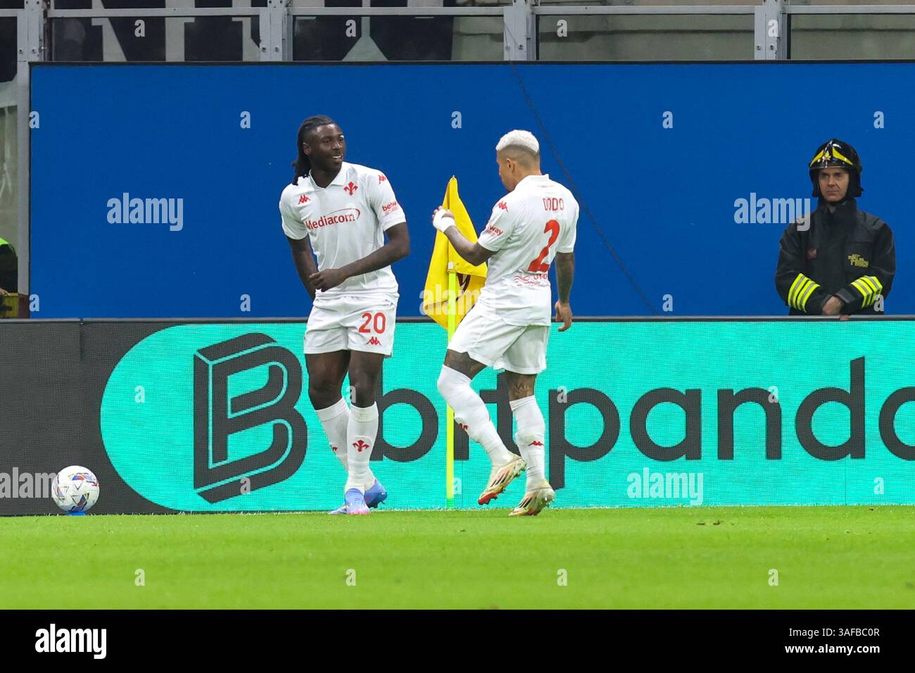 Moise Kean dell'ACF Fiorentina celebra la rete durante la partita di calcio di serie A Enilive 2024/2025 tra Milano e Fiorentina allo stadio Giuseppe Meazza Foto Stock