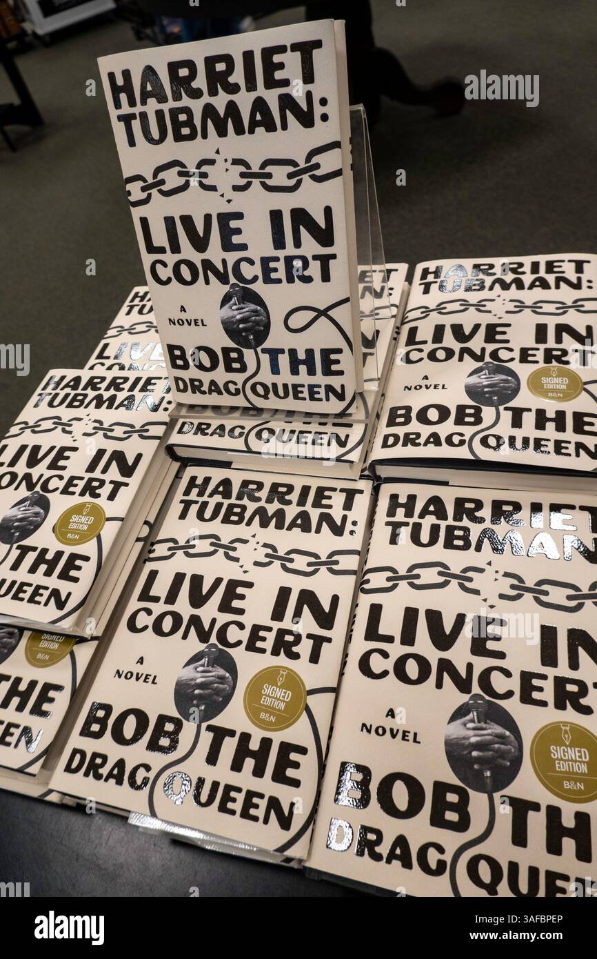 Barnes & Noble Booksellers sulla Fifth Avenue a New York City ha una vasta selezione di libri e riviste, Stati Uniti 2025 Foto Stock