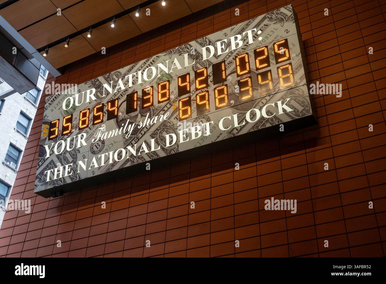 National Debt Clock, Times Square, New York, USA 2025 Foto Stock