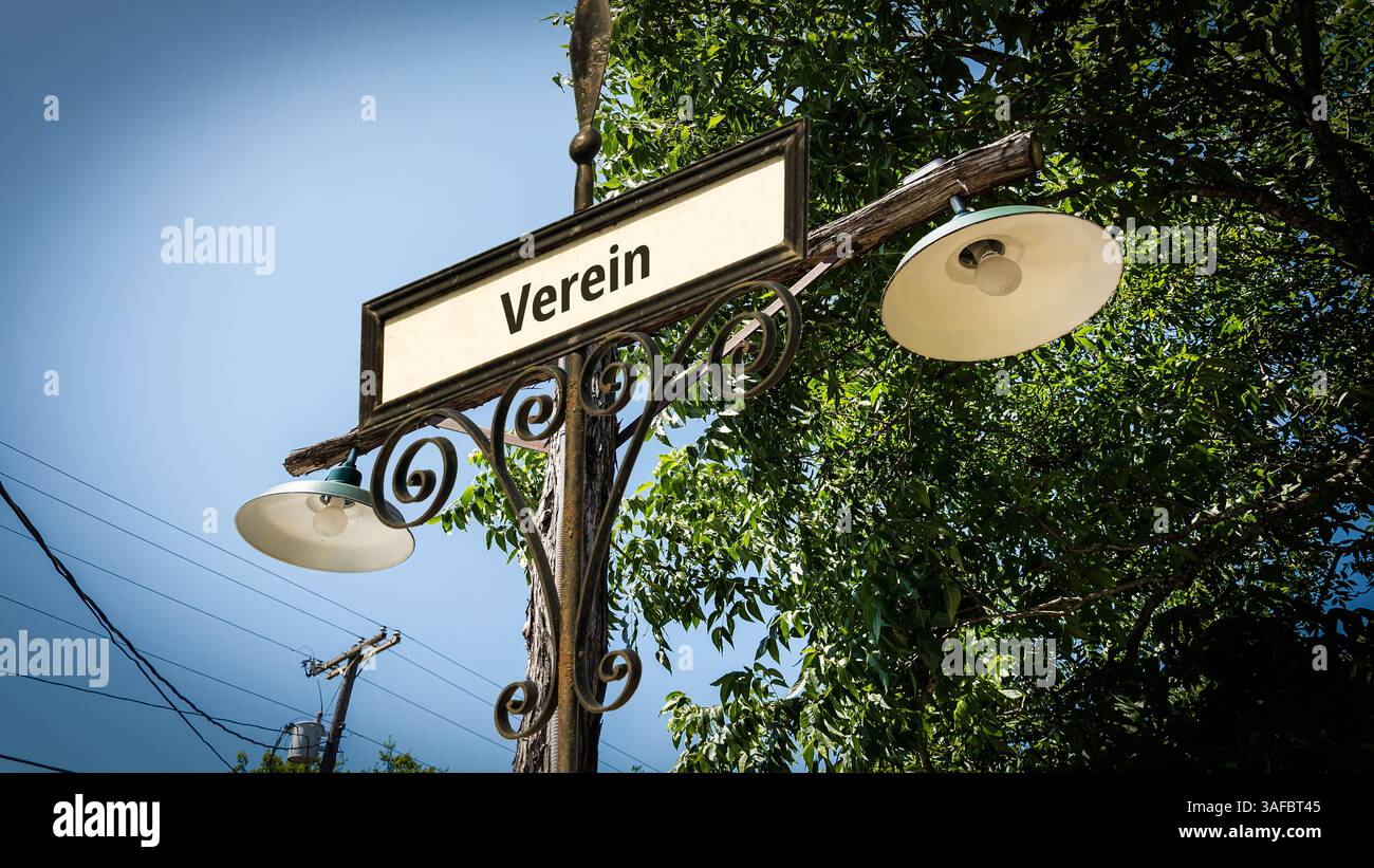 Un'immagine con un cartello in tedesco che indica la direzione del club. Foto Stock