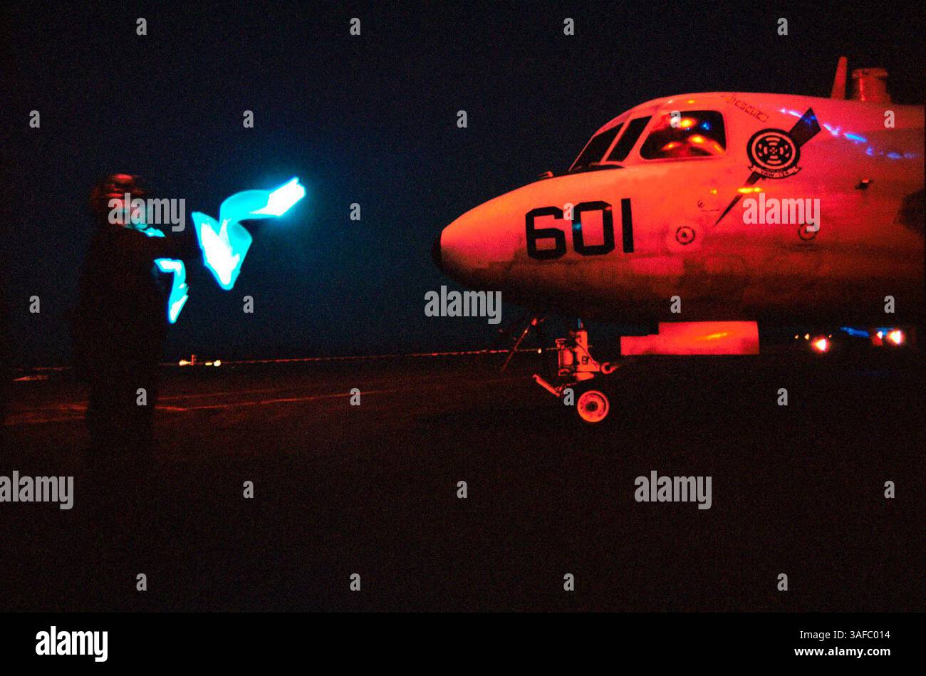 07 ottobre 2001; na, , Mar Arabico; un capitano utilizza bacchette illuminate per dirigere un e-2C Hawkeye a bordo della USS Enterprise (CVN 65) che sta lanciando missioni d'attacco contro obiettivi in Afghanistan durante l'operazione Enduring Freedom. (Immagine di credito: ZUMA Press/ZUMAPRESS.com) Foto Stock