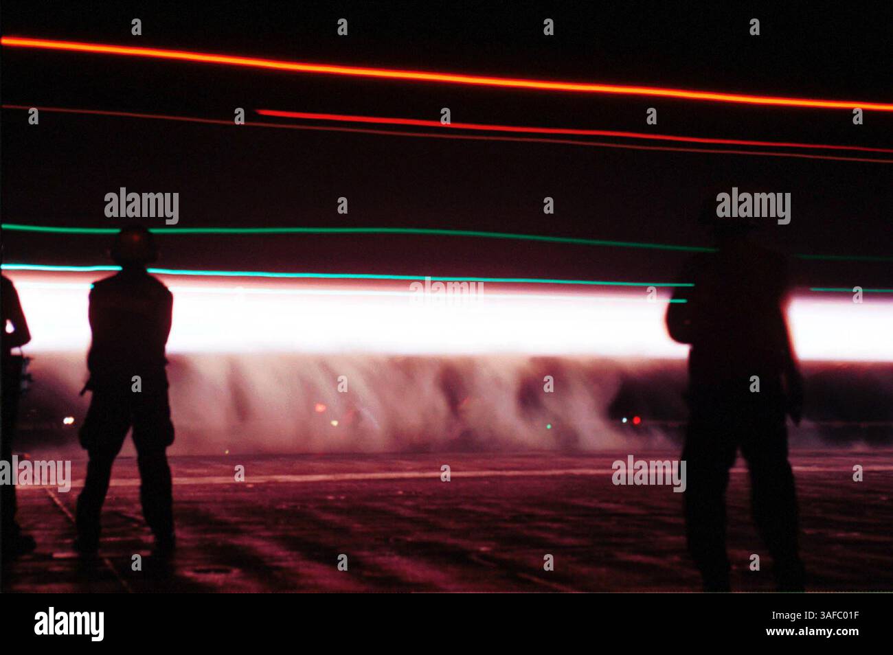 7 ottobre 2001; Mar Arabico; lancio notturno di un F-14 Tomcat della Marina sagomò gli equipaggi della cabina di volo sulla USS Enterprise (CVN 65). La USS Enterprise sta lanciando aerei per missioni d'attacco contro l'attività terroristica di al Qaeda e il regime talibano. . (Immagine di credito: ZUMA Press/ZUMAPRESS.com) Foto Stock