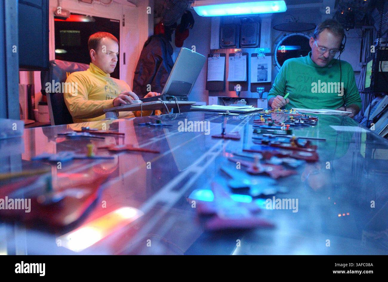 06 novembre 2001; n/a, n/a; il tenente CRAIG HARTSOCK della Virginia, e il Chief Aviation Electronics Technician JAMES HAMLIN del Michigan all'interno del controllo della cabina di volo sulla USS Theodore Roosevelt, per preparare gli aerei per gli attacchi di lancio aereo. (Immagine di credito: ZUMA Press/ZUMAPRESS.com) Foto Stock