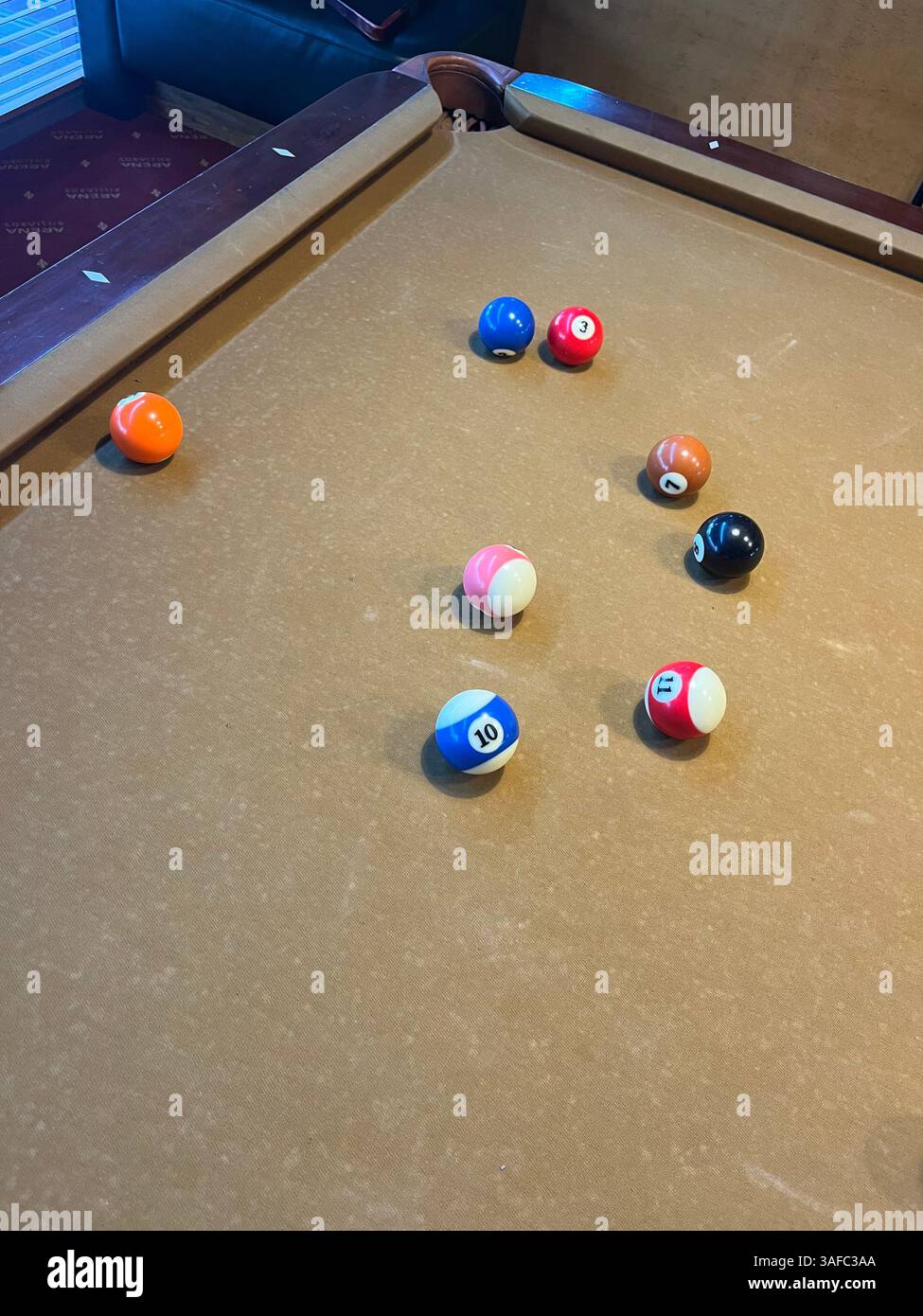 Palline colorate sul tavolo da biliardo. Foto Stock