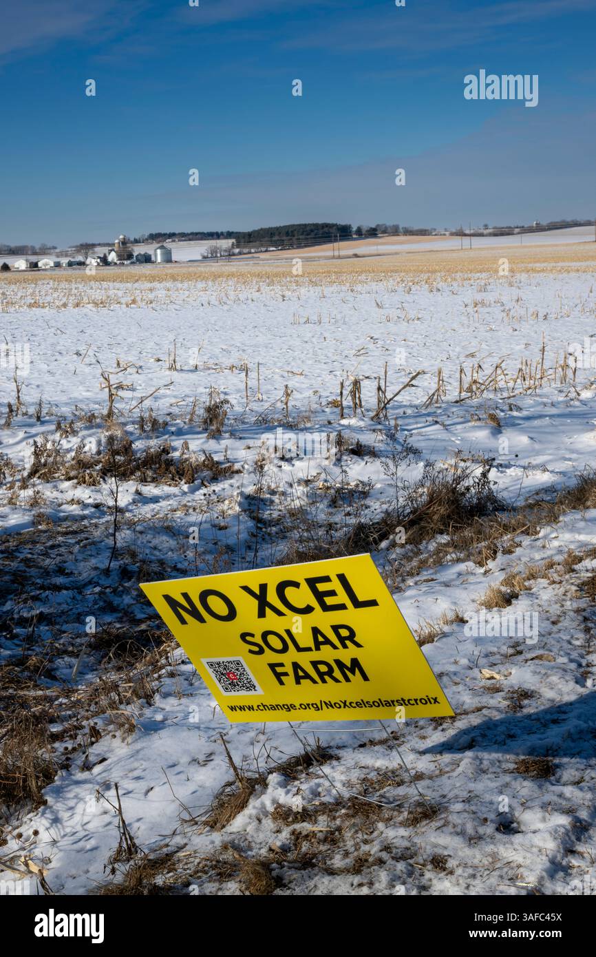 Hammond, Wisconsin; la gente protesta contro un progetto solare Xcel Energy per le sue dimensioni e la sua vicinanza alle aree residenziali. Viene proiettato in modo da spaziare ab Foto Stock