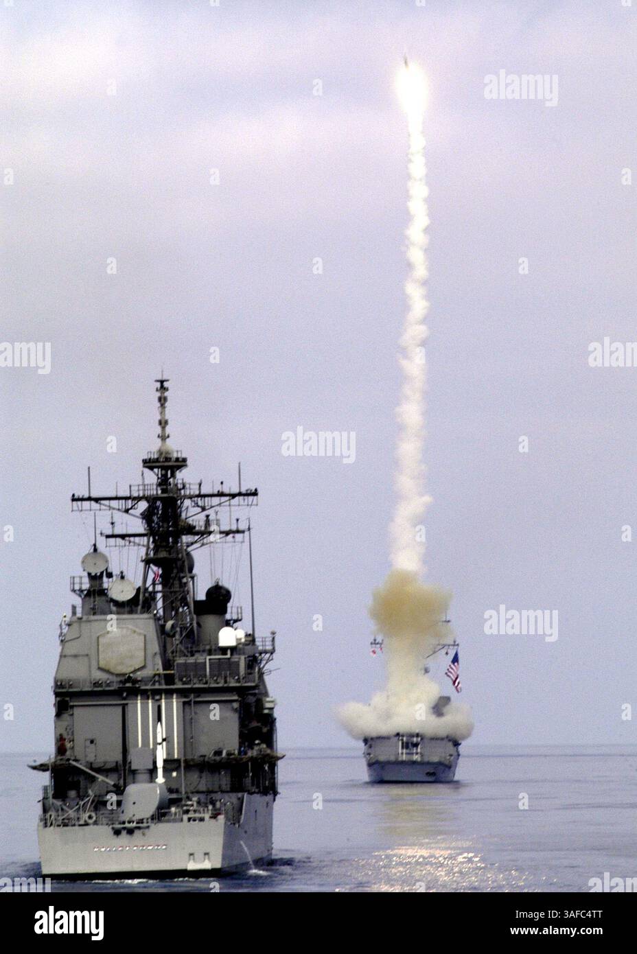 15 ottobre 2003; at Sea, CA, USA; la USS Preble (DDG 88) lancia un missile SM2 terra-aria mentre conduce esercitazioni missilistiche al largo delle coste della California meridionale. Parteciparono anche alla USS Mobile Bay (CG 53), alla USS Valley Forge (CG 50) e alla USS Shiloh (CG 67). (Immagine di credito: ZUMA Press/ZUMAPRESS.com) Foto Stock