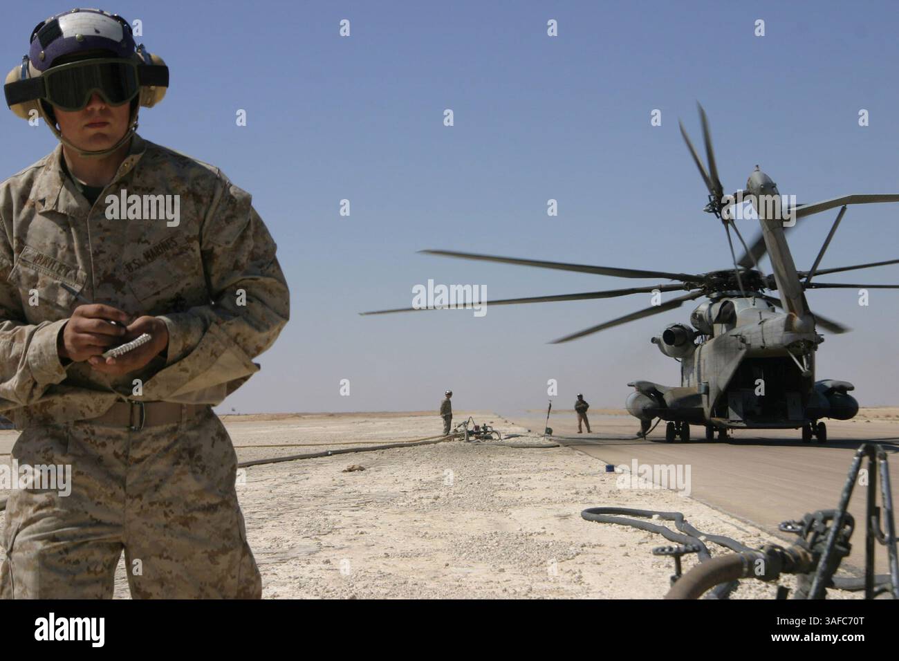 18 marzo 2005; al Asad, Iraq; Lance Cpl. JOHN BAILEY, specialista di carburante alla rinfusa, MWSS-271 scrive l'identificazione dell'aeromobile su un CH-53 Sea Knight nei pozzi di carburante alla rinfusa a bordo di al Asad, 18 marzo. Bailey è uno dei 18 FUEL Marines che si è aggiunto al Marine Wing Support Squadron 271 dall'MWSS-273 a Beaufort, S.C... (Credito immagine: ZUMA Press/ZUMAPRESS.com) Foto Stock