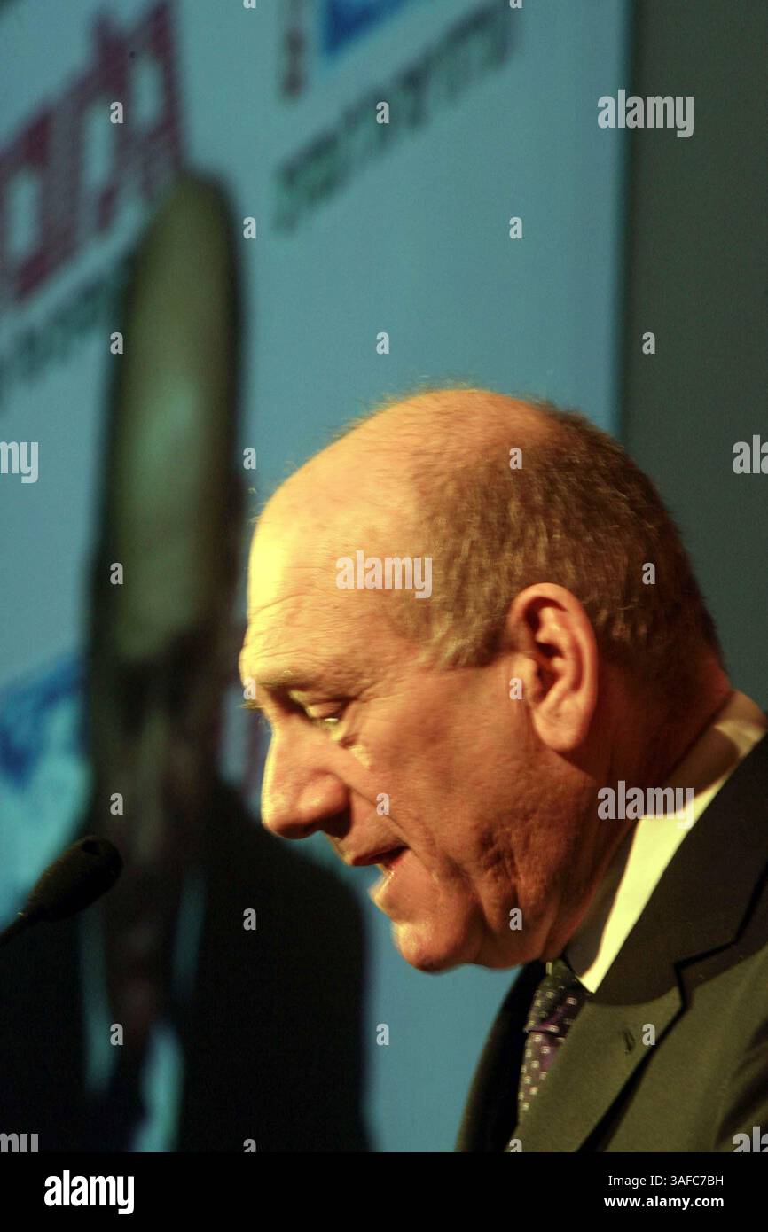 10 dicembre 2007 - Tel Aviv, Israele - il primo ministro israeliano EHUD OLMERT ha dichiarato domenica che la posizione di Israele sulla questione nucleare iraniana non sarebbe cambiata nonostante un rapporto dell'intelligence statunitense pubblicato la scorsa settimana. Il rapporto determinò che l'Iran aveva interrotto il suo sviluppo di armi nucleari nel 2003. NELLA FOTO: Olmert parla a una conferenza a Tel Aviv (immagine di credito: ZUMA Press/ZUMAPRESS.com) Foto Stock