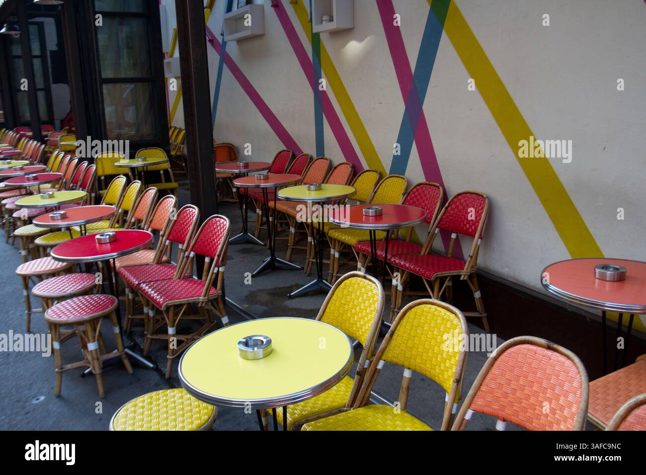 Arredi rossi e gialli presso un Bar Terrace a Parigi, francia Foto Stock