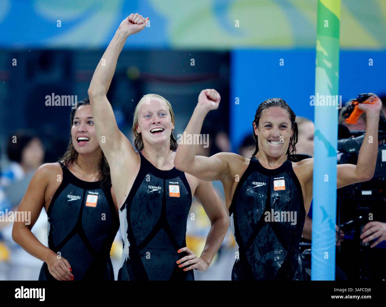 10 agosto 2008 - Pechino, Cina - i membri della squadra olandese di nuoto celebrano la vittoria dopo la finale femminile di staffetta freestyle 4 x 100 m dei Giochi Olimpici di Pechino 2008 al National Aquatics Center di Pechino, Cina, 10 agosto 2008. La squadra di nuoto olandese ha vinto la medaglia d'oro nell'evento (Credit Image: ZUMA Press/ZUMAPRESS.com) Foto Stock