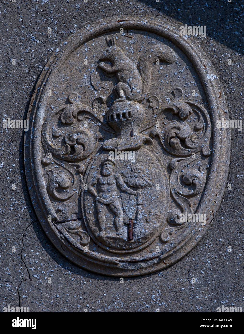 Dassow, Germania. 2 aprile 2025. Uno stemma su un muro esterno del castello di Johannstorf. Dopo un incendio il 1° marzo 2025, rimane solo la facciata dell'edificio conosciuta dal film pluripremiato "il nastro bianco". L'edificio principale vuoto del complesso del castello, che fu costruito nel XVIII secolo, fu permesso di bruciare in modo controllato dai vigili del fuoco. Crediti: Jens Büttner/dpa/Alamy Live News Foto Stock