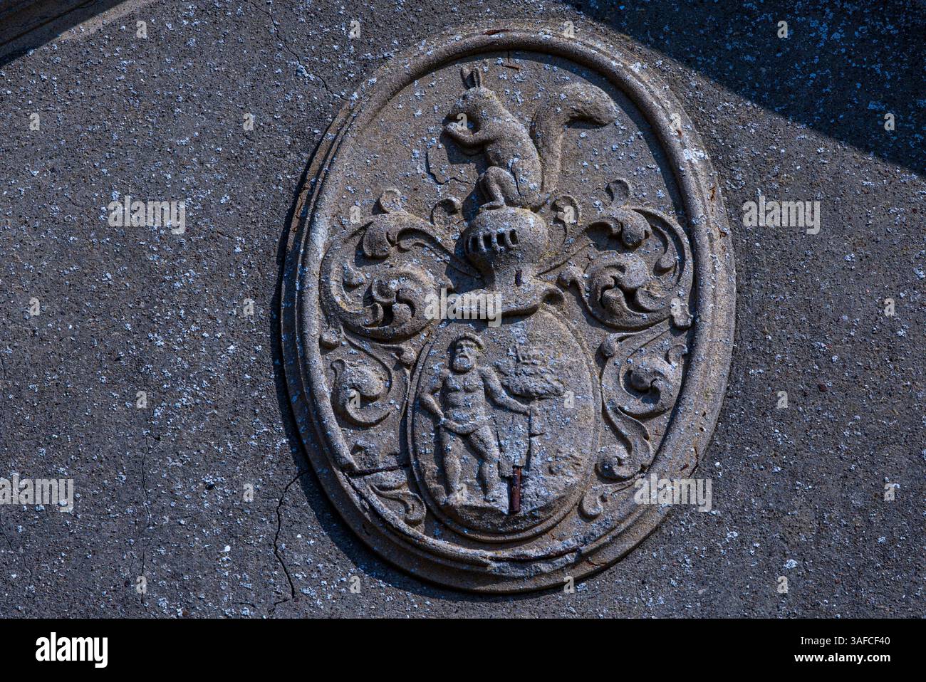 Dassow, Germania. 2 aprile 2025. Uno stemma su un muro esterno del castello di Johannstorf. Dopo un incendio il 1° marzo 2025, rimane solo la facciata dell'edificio conosciuta dal film pluripremiato "il nastro bianco". L'edificio principale vuoto del complesso del castello, che fu costruito nel XVIII secolo, fu permesso di bruciare in modo controllato dai vigili del fuoco. Crediti: Jens Büttner/dpa/Alamy Live News Foto Stock