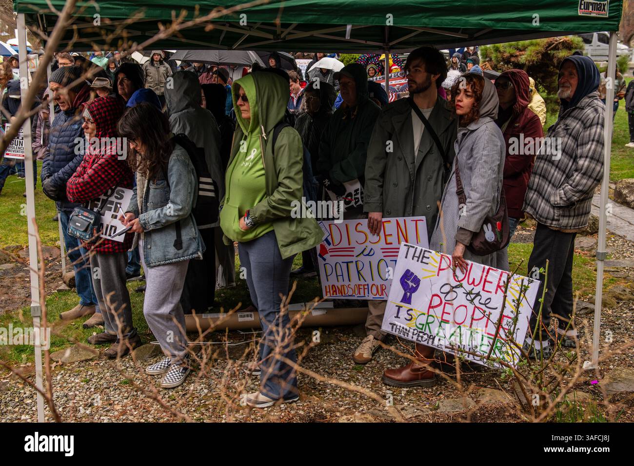 Newtown, Stati Uniti. 5 aprile 2025. I manifestanti anti anti-Trump si riuniscono sotto una tenda per coprire la pioggia durante la protesta di massa a livello nazionale. Una protesta di massa ha avuto luogo a livello nazionale contro il presidente Trump, Elon Musk, e le azioni dell'amministrazione Trump negli ultimi tre mesi, che sta colpendo migliaia di diritti, istituzioni e stabilità economica americani in tutto il paese. Credito: SOPA Images Limited/Alamy Live News Foto Stock