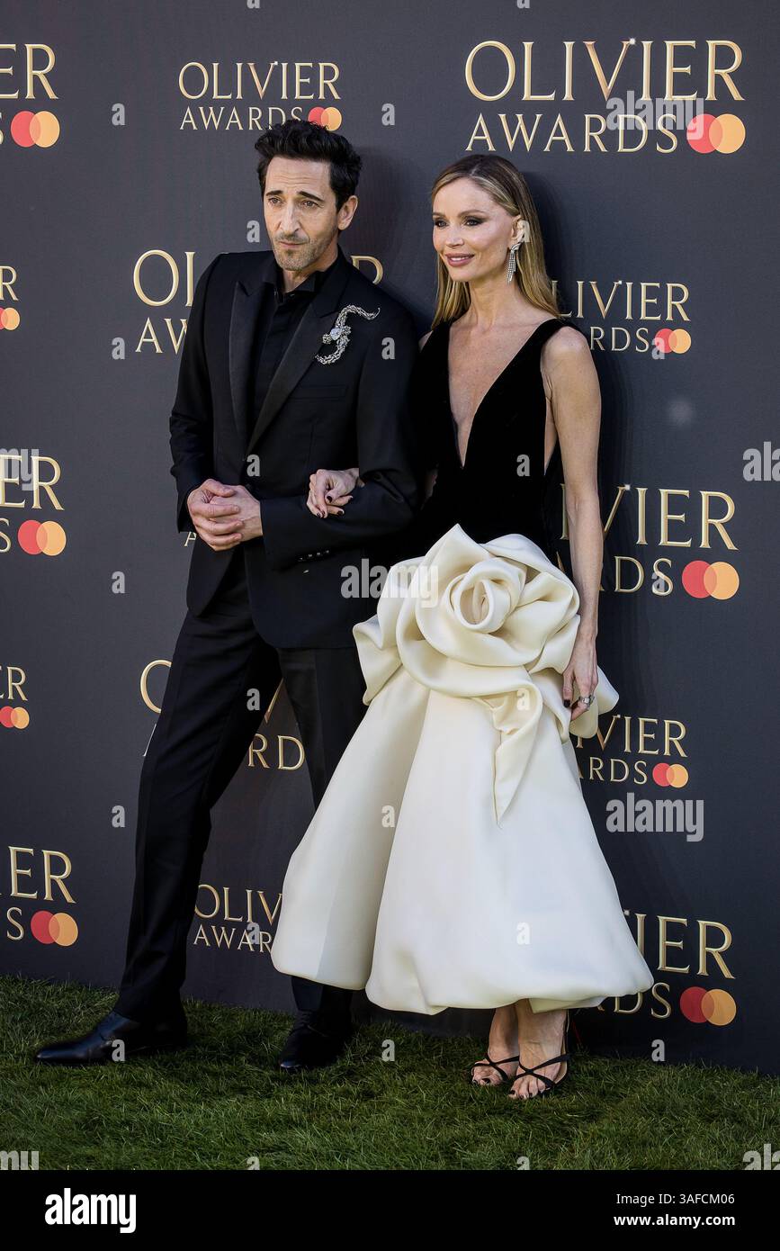 I prestigiosi Olivier Awards 2025 si sono svolti presso l'iconica Royal Albert Hall nel West End di Londra, attirando una serie di celebrità dal palco e dallo schermo. L'evento ha caratterizzato l'esclusivo tappeto verde, fatto di vera erba, e ha celebrato i risultati eccezionali nella scena teatrale di Londra, con il caldo sole primaverile che si aggiunge all'atmosfera glamour. Foto Stock