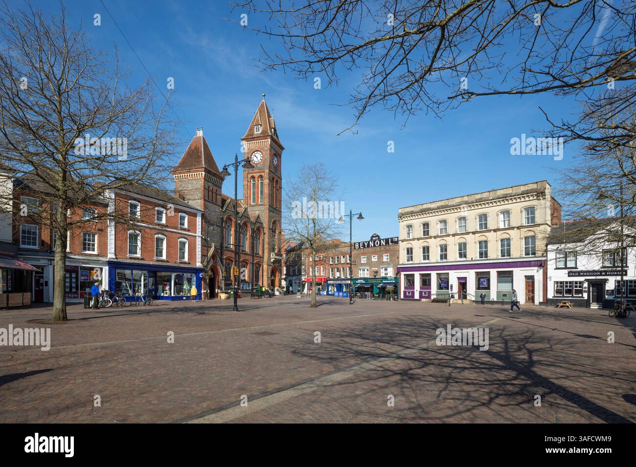 Newbury Market Place e il municipio, Newbury, Berkshire, Inghilterra, Regno Unito, Europa Foto Stock