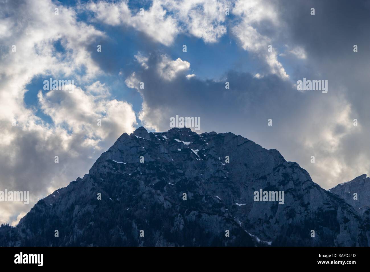 Romania. Croce degli eroi sul monte Cairaman, croce commemorativa per gli eroi rumeni della prima guerra mondiale, 2291 m di altitudine sui monti Bucegi, Sout Foto Stock