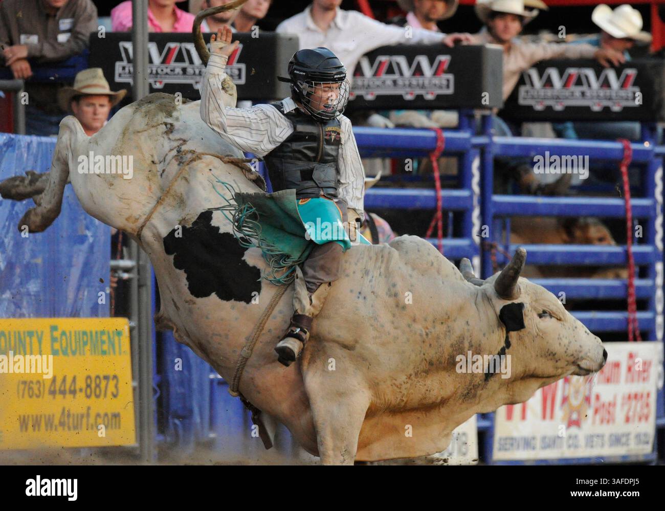 2012 JUL 07: Il Bull rider Dalton Sonenstahl di Big Lake, Minnesota, cavalca un toro chiamato Velvet Sports Coat durante la gara di toro del PRCA Isanti Firefighters Rodeo di Isanti, MN (Credit Image: © Josh Holmberg/Cal Sport Media/ZUMAPRESS.com) Foto Stock