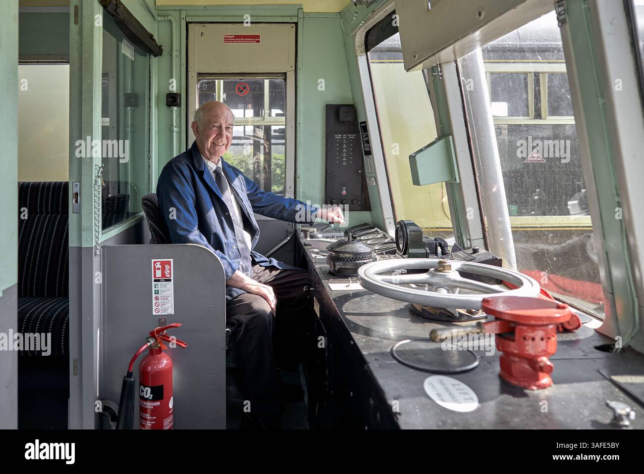 Autista del treno UK, del treno diesel degli anni '1950 a Toddington GWR, stazione ferroviaria preservata, Winchcombe, Gloucestershire, Inghilterra. Foto Stock