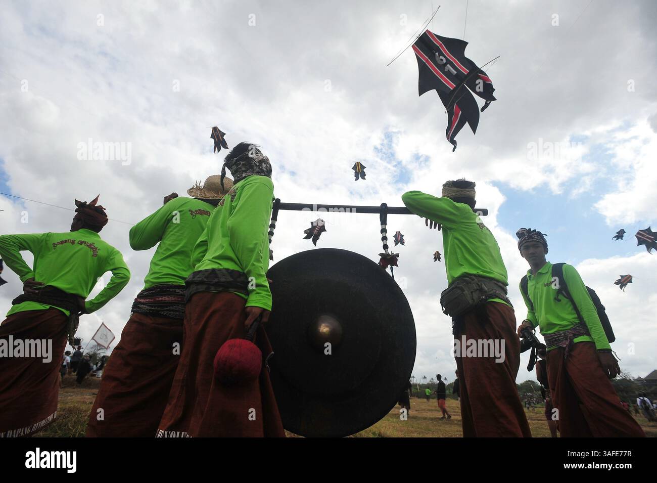 13 luglio 2012 - Padang Galak Sanur, Bali, Indonesia - i ragazzi balinesi hanno suonato strumenti musicali tradizionali per sostenere l'aquilone che volerà nel 34° Bali Kite Festival 2012. Il festival inizia il 13 luglio e termina il 15 luglio 2012 a Padang Galak, Sanur, Bali. Il Festival degli aquiloni seguito da 290 partecipanti nel primo giorno. (Immagine di credito: © Robertus Pudyanto/ZUMAPRESS.com) Foto Stock
