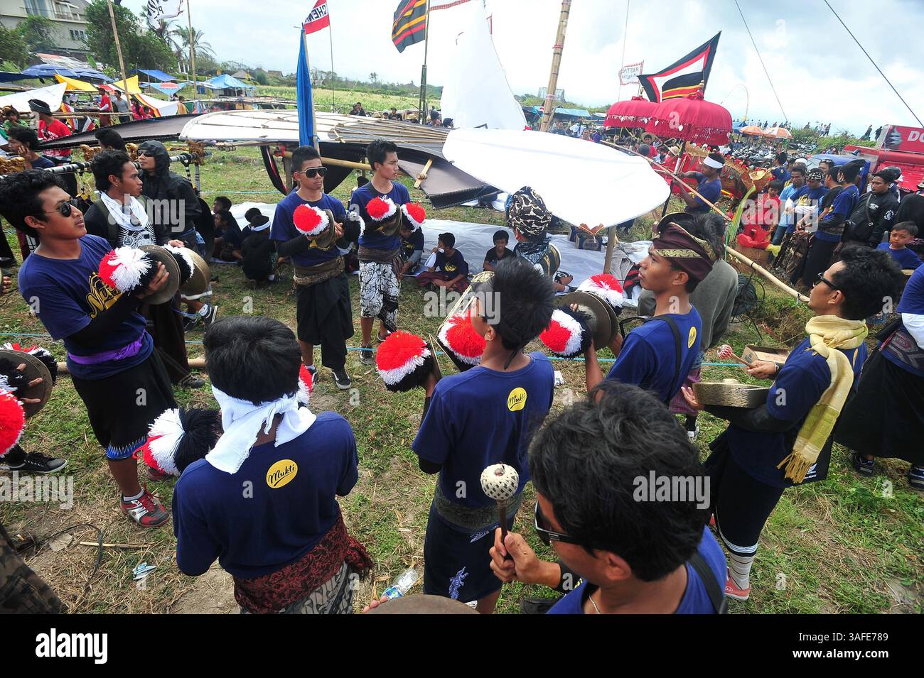 13 luglio 2012 - Padang Galak Sanur, Bali, Indonesia - i ragazzi balinesi hanno suonato strumenti musicali tradizionali per sostenere l'aquilone che volerà nel 34° Bali Kite Festival 2012. Il festival inizia il 13 luglio e termina il 15 luglio 2012 a Padang Galak, Sanur, Bali. Il Festival degli aquiloni seguito da 290 partecipanti nel primo giorno. (Immagine di credito: © Robertus Pudyanto/ZUMAPRESS.com) Foto Stock