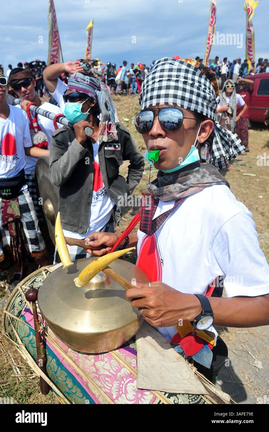 13 luglio 2012 - Padang Galak Sanur, Bali, Indonesia - i ragazzi balinesi hanno suonato strumenti musicali tradizionali per sostenere l'aquilone che volerà nel 34° Bali Kite Festival 2012. Il festival inizia il 13 luglio e termina il 15 luglio 2012 a Padang Galak, Sanur, Bali. Il Festival degli aquiloni seguito da 290 partecipanti nel primo giorno. (Immagine di credito: © Robertus Pudyanto/ZUMAPRESS.com) Foto Stock