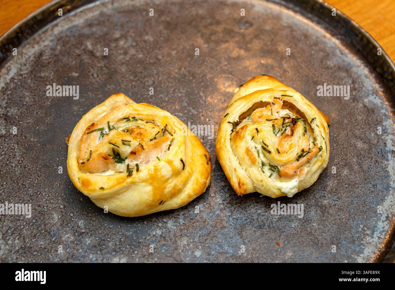 Pasta sfoglia di salmone servita su un piatto Foto Stock