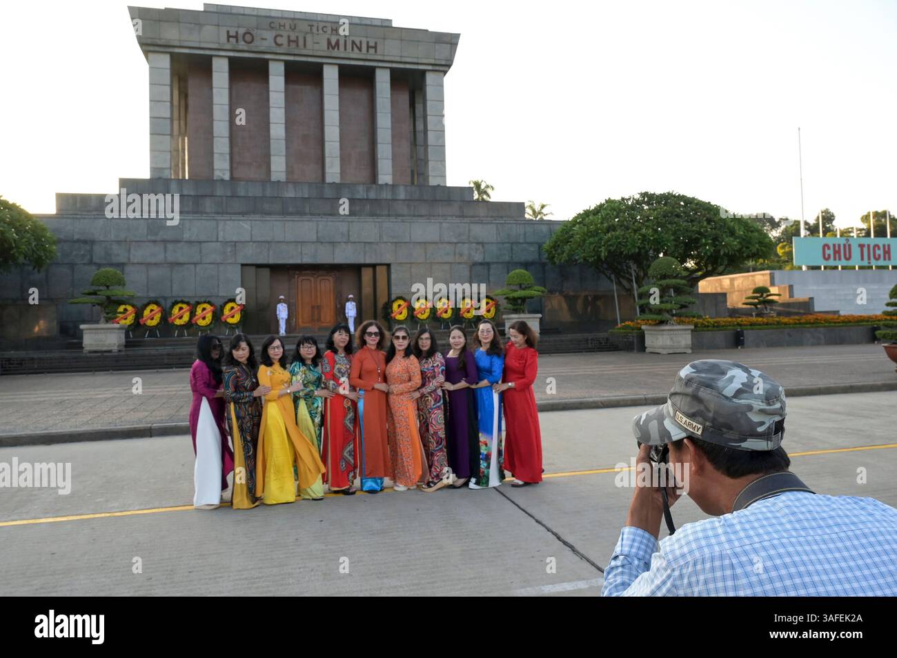 VIETNAM, città di Hanoi, mausoleo di ho chi Minh, ho chi Minh, nato il 19.5,1890, morto il 2,9.1969, fondatore del Partito Comunista Indocina nel 1930, presidente dal 1945 al 1969 della Repubblica Democratica del Vietnam, gruppo di viaggio femminile vietnamita posa per una foto di gruppo con fotografo con cappello dell'esercito americano Foto Stock