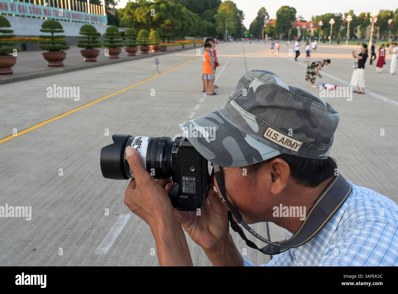 VIETNAM, città di Hanoi, mausoleo di ho chi Minh, ho chi Minh, nato il 19.5,1890, morto il 2,9.1969, fondatore del Partito Comunista Indocina nel 1930, presidente dal 1945 al 1969 della Repubblica Democratica del Vietnam, gruppo di viaggio femminile vietnamita posa per una foto di gruppo con fotografo con cappello dell'esercito americano Foto Stock